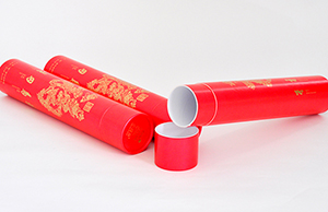 春聯(lián)圓筒紙罐，頗有一番風(fēng)味